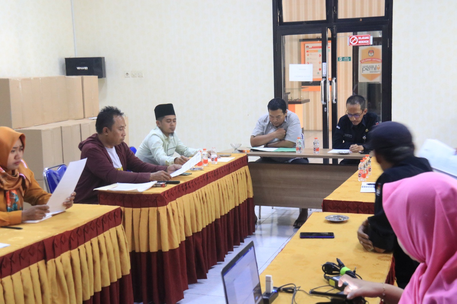 Peserta Rapat Pleno menyimak paparan